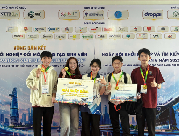 Founder photo, Cờ Tư Lệnh Online interface, and IntelligentTrack project photo.